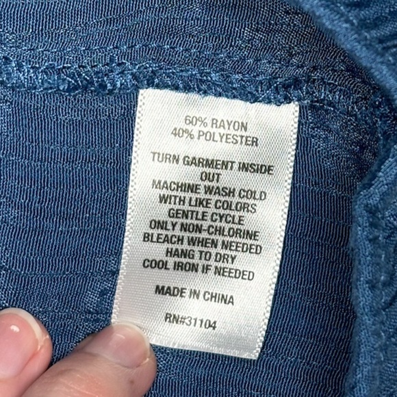 Wonderly Solid Color Women’s Top EUC - Picture 4 of 4